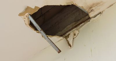 Dron uszkodził dach budynku mieszkalnego w Wyrykach (krótka 30)